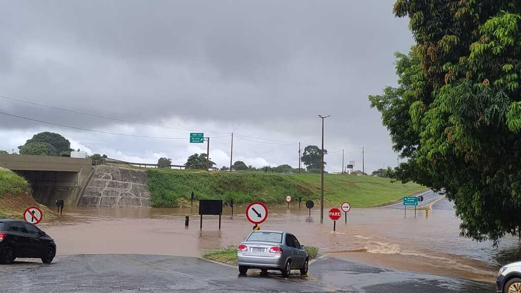 Mais de 80 mm de chuva provocam alagamentos e deixam veículos submersos em Barretos